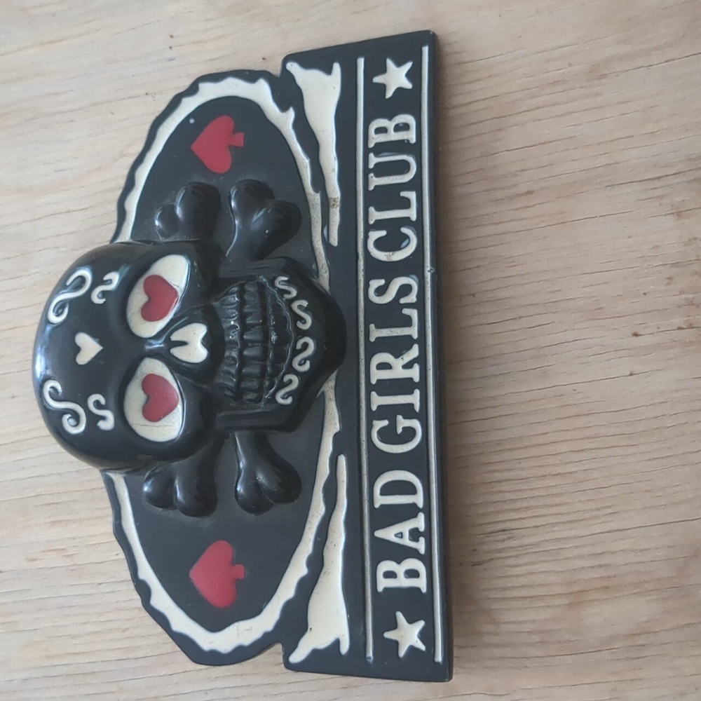 Skull Belt Buckle with Heart Details